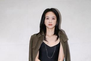 탕웨이, "이건 제 숙제예요"…학부모 모임 위해 토론책 꺼낸 이유 이미지