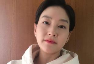 5살 연하 판사 남편과 주말만 같이 산다? 이혼설까지 돌았지만 여전히 꿀 떨어진다는 여배우 이미지
