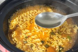 라면 끓일 때 '이것' 한 스푼 넣으세요! 국물맛에 깜짝 놀랍니다 이미지