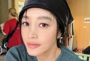 김혜수, 54세 맞아? 백옥 피부에 동안 미모 ‘말잇못 이미지