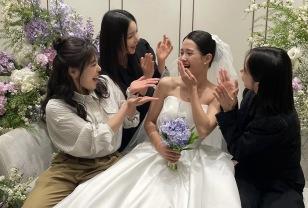 영화 “써니” 멤버 모이게 한 여배우의 결혼식 우아한 웨딩드레스룩 이미지