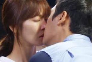 키스신 찍는데 너무 리얼해서 의아했는데 알고보니 진짜 사귀고 있었던 톱배우 커플의 정체 이미지