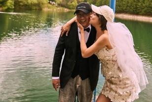 예비 남편의 전 부인 축하 속에 웨딩화보까지 촬영한 여배우의 웨딩드레스룩 이미지