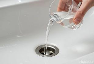 “이 한 잔이면 악취가 사라집니다”…배수구 냄새 없애는 간단한 비법 3가지 이미지