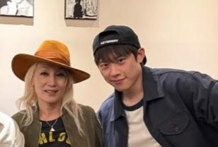 29살 나이차 극복한 화제의 '연상연하' 커플이 전한 반가운 소식 이미지
