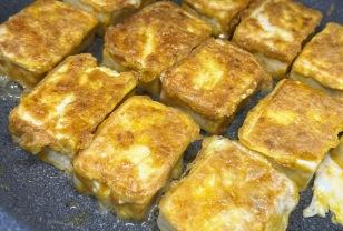 두부를 그냥 굽지 마세요! '이것' 묻혀서 구웠더니 맛이 확! 달라집니다 이미지