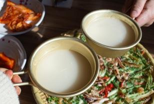 막걸리 무조건 '이렇게' 드세요! 의사들이 추천하는 막걸리 먹는 방법 이미지