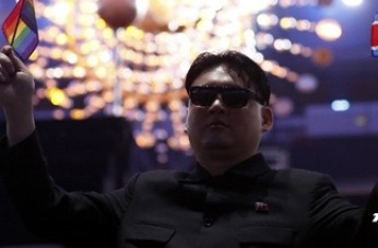 폐막식에 북한 김정은 분장하고 나타난 관람객