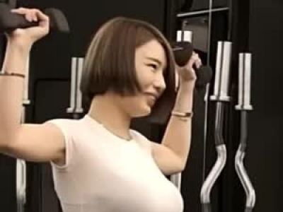 헬스장 누나 타이트한 흰티 엄청난 피지컬