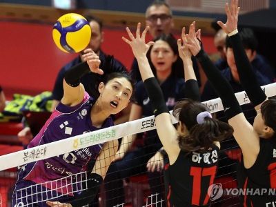 '김연경 25점' 흥국생명, 8연승 행진…삼성화재 3위 도약(종합)