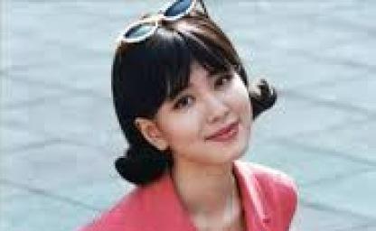 “50대 여배우가 20대 남자와 열애 중?”…22살 연하와 열애설 휘말린 그녀의 정체 이미지