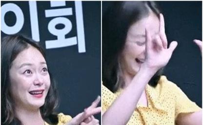 몸이 불편한 팬을 팬싸인회에서 만난 연예인의 놀라운 반응 이미지