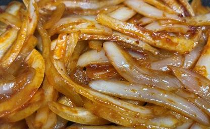 양파는 '이렇게' 볶으세요! 고기보다 맛있는 밥도둑 양파볶음 레시피 이미지