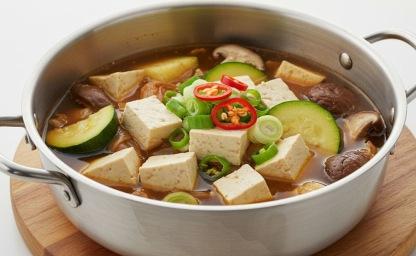"된장찌개도 안돼"...스텐 냄비에 끓이면 안 되는 의외의 음식 4가지 이미지