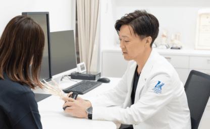 자기 전 "이 음식만 피해도 뼈건강 10년 지킵니다" 꼭 피하세요 이미지