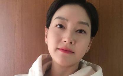 5살 연하 판사 남편과 주말만 같이 산다? 이혼설까지 돌았지만 여전히 꿀 떨어진다는 여배우 이미지