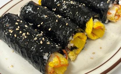 김밥을 '이렇게' 말아 보세요! 10분 만에 맛있는 김밥이 완성됩니다 이미지