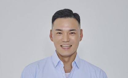 동네 아줌마가 "자기 딸 소개 시켜줘서 곧 바로 결혼 했다는" 솔로 가수 이미지