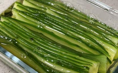 오이 '이렇게' 썰어서 담그세요! 너무 맛있어서 계속 찾게 됩니다 이미지