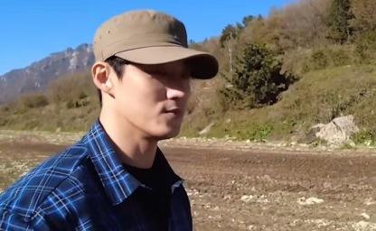 가짜 농부 이미지를 만드는 방송국에 화가 난 청년 농부 이미지