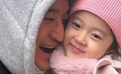 소주 15병 마시던 연예계 대표 주당이 54살에 늦둥이 딸 얻고 한번에 술 끊었다는 배우 이미지