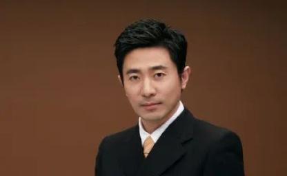 이혼 한지 2달 만에 "10살 연하 여자랑 눈 맞더니 초고속 재혼 해버린" 유명 배우 이미지