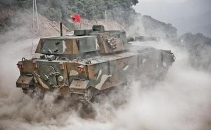 105mm 전차포에 포발사 미사일로 중국 경전차 박살! 한국의 강력한 K21-105 장갑차 이미지