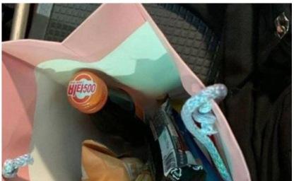 여학생에게 선물을 받은 남편 이미지