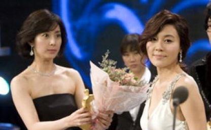 "걔가 왜 친구 없는지 이번에 알았잖아요.."전설의 송윤아 취중인터뷰 김하늘 디스 사건 이미지