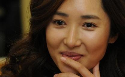 “암 투병 사실 숨긴 채 연기했다” 11년 암 투병 끝에 하늘의 별이 된 여배우의 정체 이미지