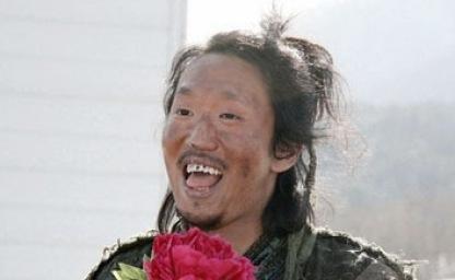 정장 두 벌, 같은 양말 17년... 결국 23억 건물주 된 의외의 국민거지 이미지