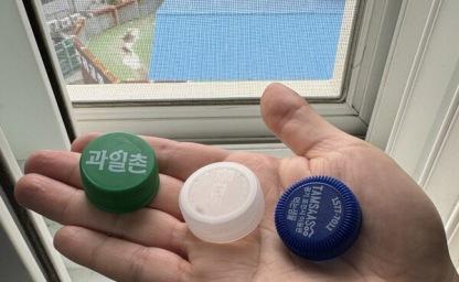 창틀에 ''페트병 뚜껑'' 올려두세요, 집안에 모기가 싹 사라집니다. 이미지