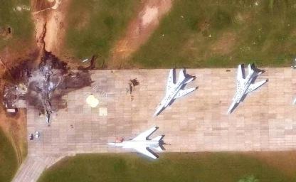 한국 위험하다! KF-21 전투기 북한이 컨테이너 방사포에서 발사한 군사 드론에 초토화! 이미지
