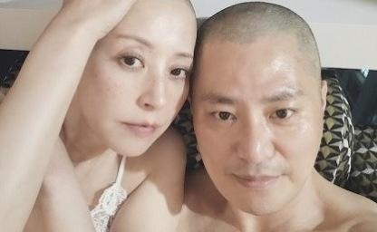 “60세에 찾아온 첫사랑”…유방암 투병 중 함께 삭발한 연하 남친과 결혼하는 여자 연예인 이미지