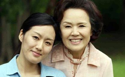 어쩐지 닮았더라.. 엄마와 동반 출연해 엄마의 젊은 시절을 연기한 배우 이미지