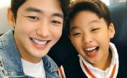 “둘이서도 충분해” 군 복무 중에 이혼하고 사채까지 써가며 혼자 아이 키우는 싱글대디 배우 이미지