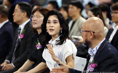 오랜 투병 생활 끝 딸을 떠내 보낸 제주도의 작은 식당 주인을 10년째 돕고 있는 이부진 이미지