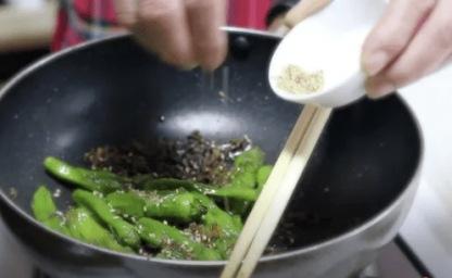 꽈리고추 볶을 때 ''이건'' 절대 넣지마세요, 영양분이 다 빠집니다. 이미지