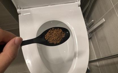 변기에 ''커피가루''를 넣어보세요, 변기가 새것처럼 싹 변합니다. 이미지