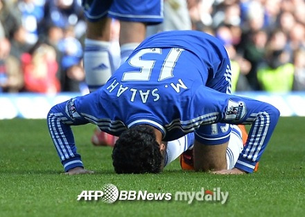 '인종차별' 도 넘은 첼시 팬들, "살라는 테러범이야" 노래 