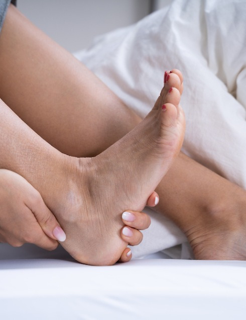 아침에 첫발 뗐더니 발뒤꿈치에 찢어지는 통증이…대체 무슨 일?