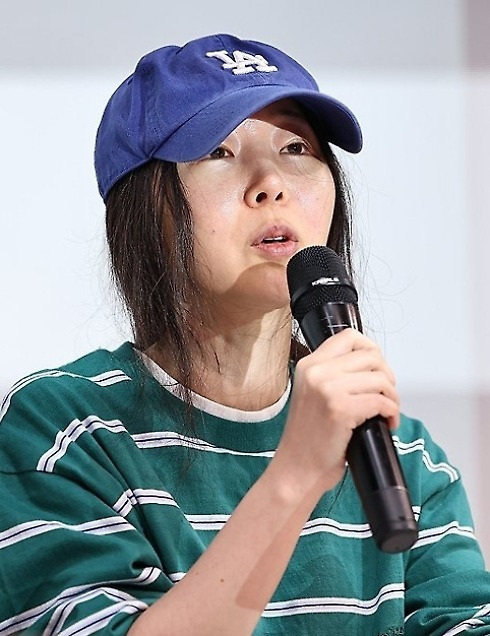 민희진, 기자회견서 착용한 옷·모자 품절대란… '대중의 심리' 분석해봤다