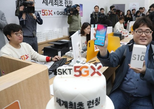 5G 개통..홍보 부스 직원은 "아직 체험할 수 있는 게 없다"