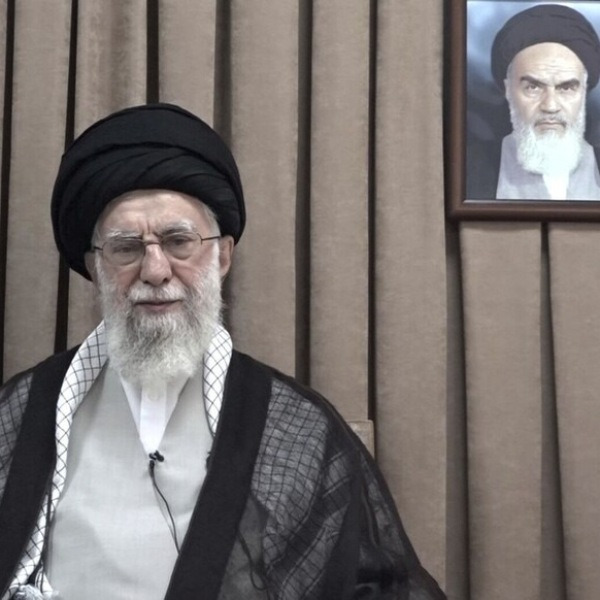 쿠데타로 끌려 내려가기 직전의 하메네이! 이란 700명 체포 심문하는 정신나간 상황!