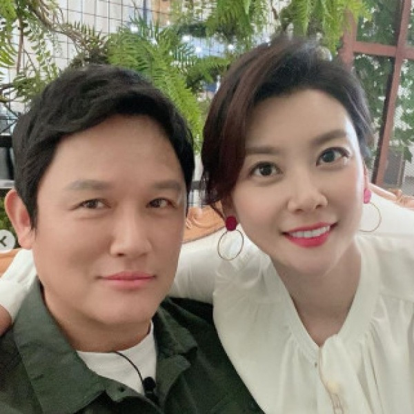 다시 태어나도 “이 여자랑 결혼할 거예요”… 외모와 달리 19년째 사랑꾼인 이 배우