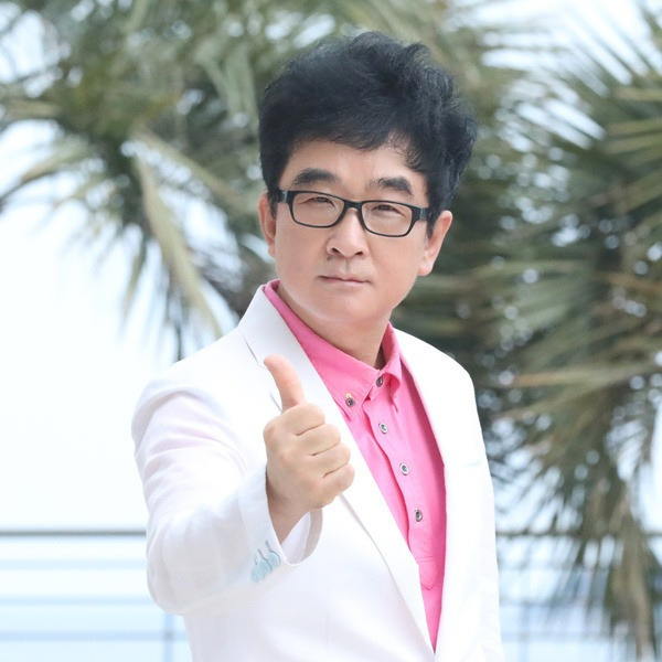 결혼식에만 10억 썼다? 놀이공원 통째로 빌린 전설의 결혼식 올린 재벌급 방송인의 정체