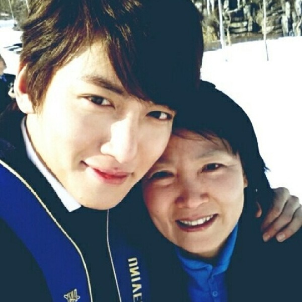 "3억씩 벌어도 독립 안 해요” 마흔 앞두고도 엄마랑 사는 미남 배우의 눈물나는 사연