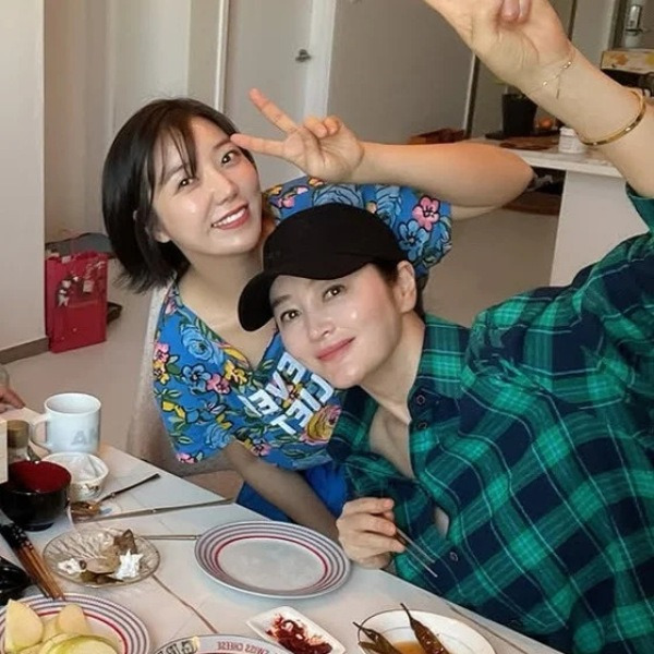 “지영씨, 번호 알려줘요!” 김혜수가 후배에게 밥 차려주고 카드까지 준 이유