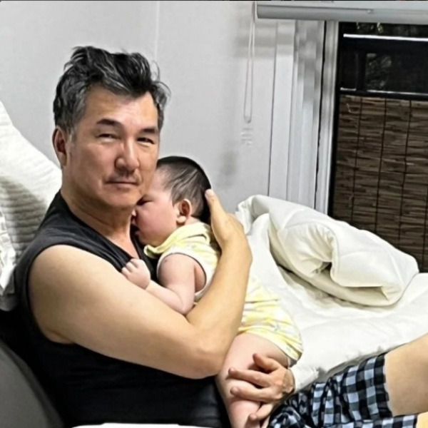 손주 볼 나이에 육아 전쟁 중! 세 번째 결혼 후 60세에 쌍둥이 딸 아빠 된 배우의 정체