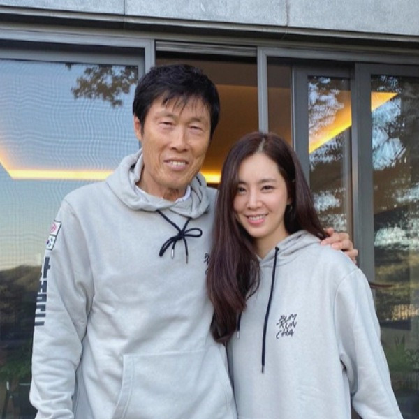 차범근 아들과 열애설 났는데 소속사는 아니라 했지만 본인이 결혼과 임신 소식 알린 여배우